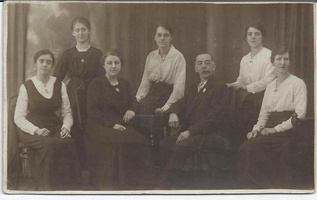 Millice Dawson (nee Pickup b. 1888), Minnie unkown, Unkown, Jonathan Unknown, Mrs White, Edith Pickup b.1883